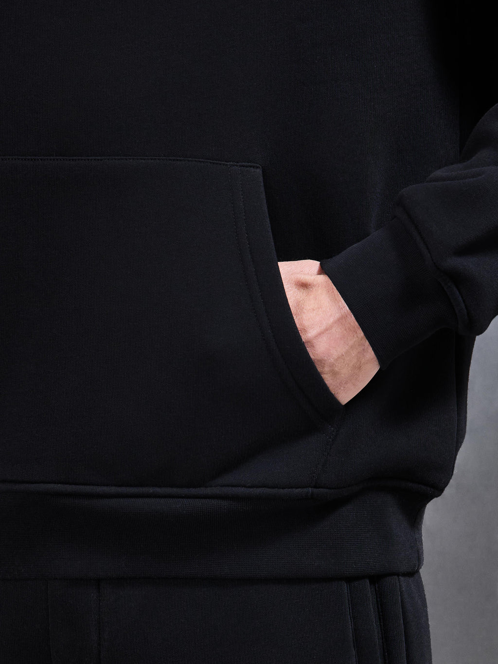 Essential Relaxed Hoodie in Black