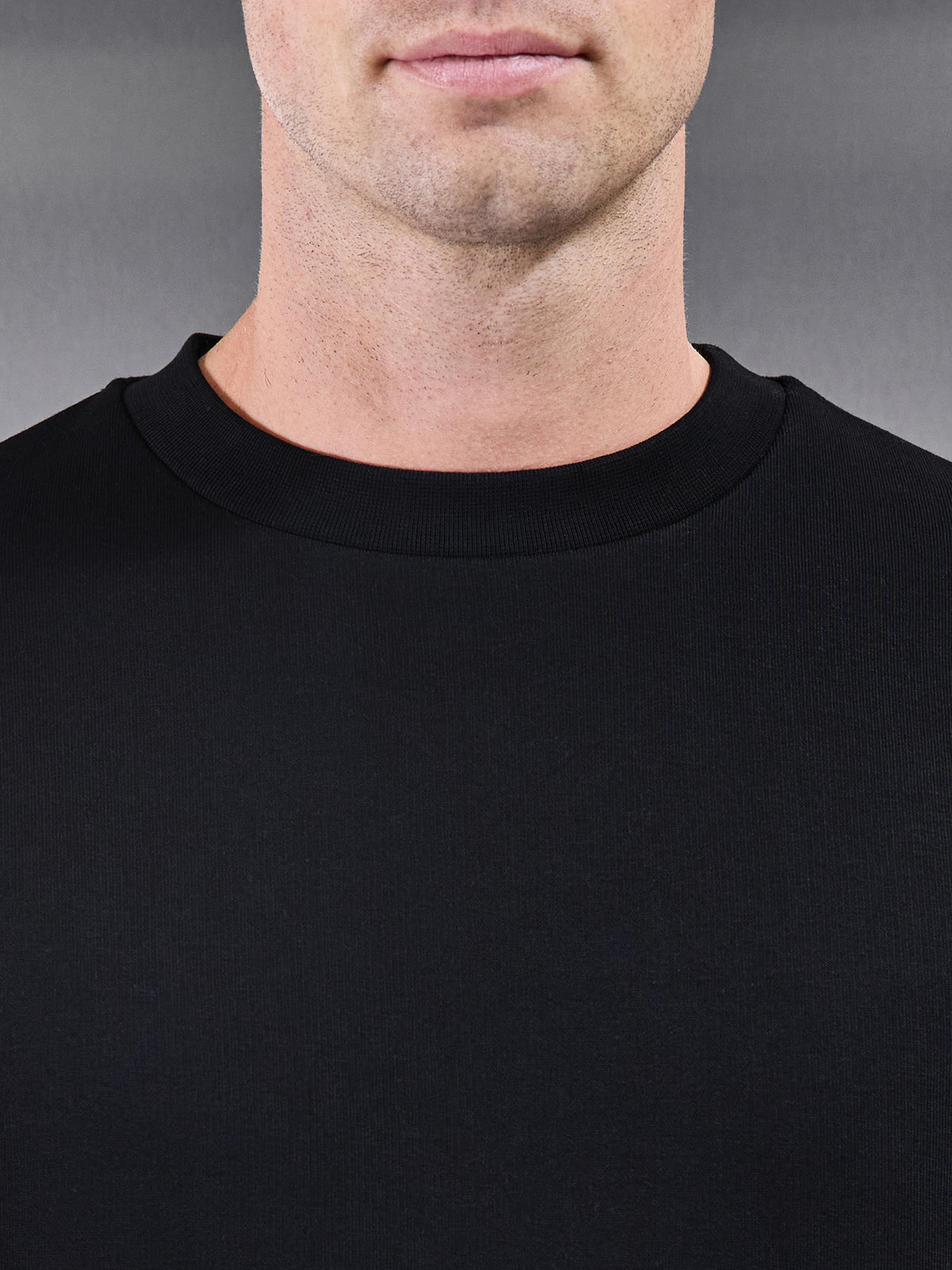 Essential Sweatshirt in Black